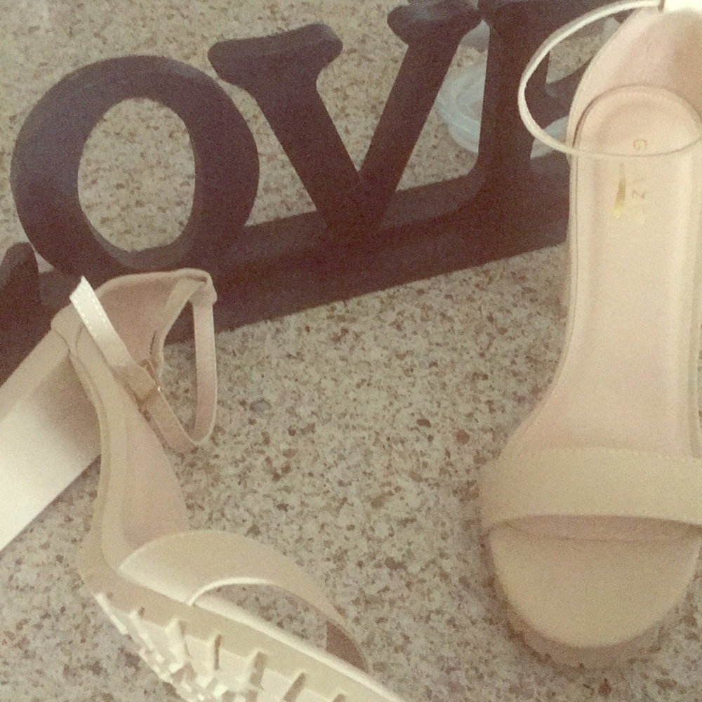 NWOT Beige single sole sandals